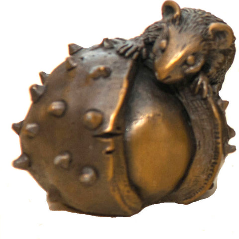 ORIELE BRONZE - MOUSE ON CONKER