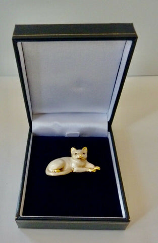 Rodney Holman: Brooch – Cat Sitting – Cream Enamel